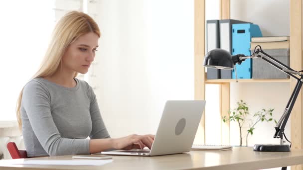 Junge Frau arbeitet entspannt am Laptop — Stockvideo