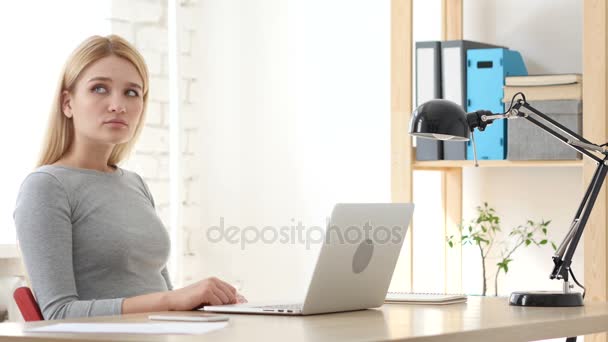 Mujer esperando en el trabajo para el cliente — Vídeo de stock