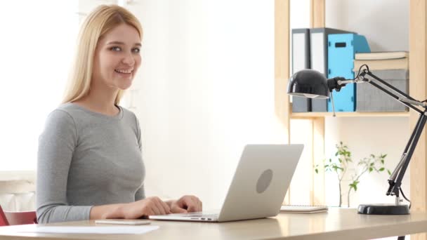 Sonriente joven en el trabajo — Vídeo de stock