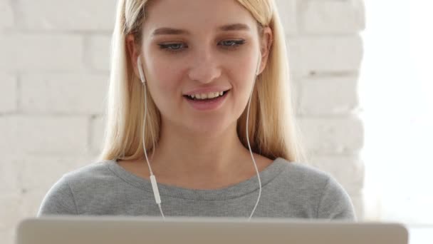 Webcam Video Chat no Trabalho no Laptop por Jovem Mulher — Vídeo de Stock