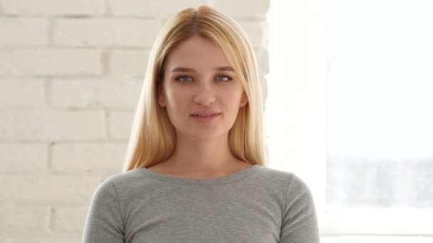 Ünnepli sikeres, boldog fiatal nő portréja — Stock videók