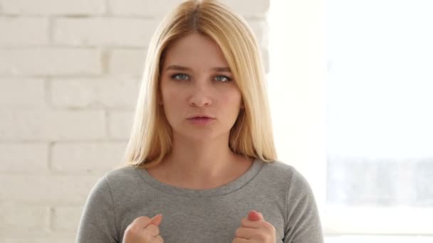 年轻女子打手势沮丧和愤怒的肖像 — 图库视频影像