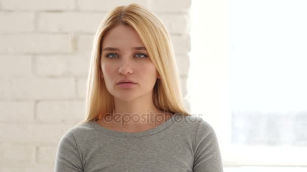 Portrait de jeune femme pointant du doigt à la caméra au bureau — Video