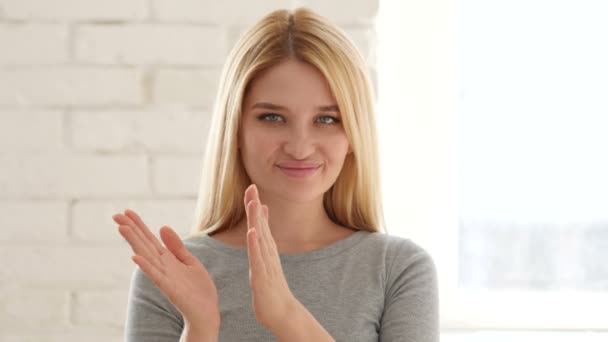 Mujer aplaudiendo para el equipo — Vídeos de Stock