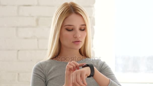 Portret młodej kobiety z zegarkiem Smartwatch — Wideo stockowe