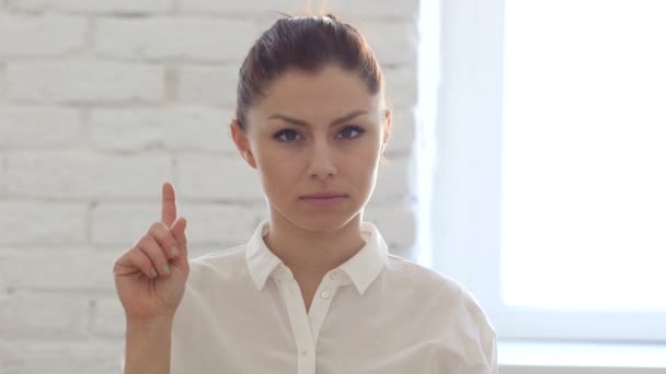 Reddetmek için ofiste oturan kadın başını sallayarak — Stok video
