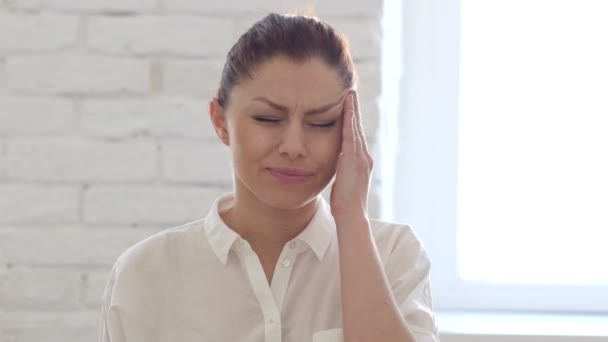 Dolor de cabeza, mujer cansada en la oficina — Vídeos de Stock