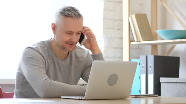 Téléphone Parler, Moyen Age homme Répondre à l'appel — Video