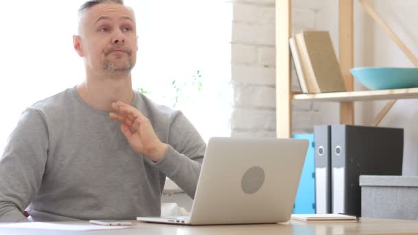 Relaxant fatigué Moyen Age Homme au travail — Video