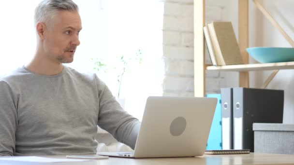 Hombre de mediana edad esperando en el trabajo para el cliente — Vídeo de stock