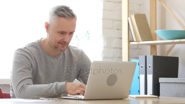 Moyen Age Homme au travail Sourire vers la caméra — Video