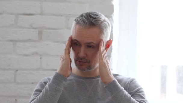 Baş ağrısı, orta yaşlı adam ofiste çalışan sinirli — Stok video