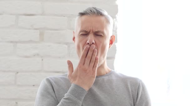 Yawning Tired Middle Aged Man in Office, Sleep — Stock Video