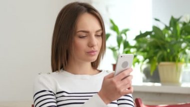 Güzel genç kadın ofiste Smartphone tarama