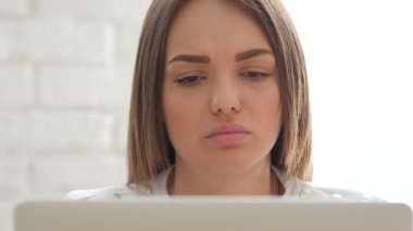 Düşünme ve Online yeni projede çalışan