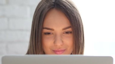 Kadın tasarımcı yüzü yakın çekim güzel gülen