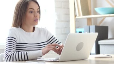 Kadın için Online kayıp Laptop tepki