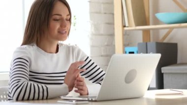 Laptop güzel kadın tarafından görüntülü sohbet