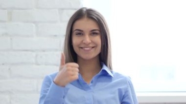 Başparmak yukarıya el hareketi güzel genç kadın portresi