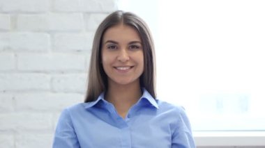 Office kamerada bakarak güzel gülümseyen kadın portresi