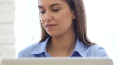 Yaratıcı tasarımcı yanıtlayan telefon görüşmesi, önden görünüm