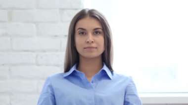 Çöp için parmak sallayarak güzel genç kadın portresi