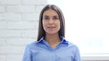 Güzel genç kadın şok, şaşırmış gibi el hareketi portresi