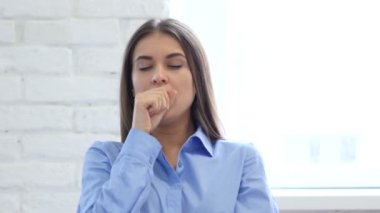 Kadın öksürük, boğaz enfeksiyonu portresi