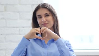 Kalp işareti kadın tarafından el jest