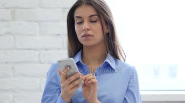 Kadın iş Smartphone Office tarama