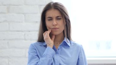 Diş ağrısı, diş enfeksiyonu olan kadın