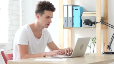 Başarı ve başarı kutluyor mutlu yaratıcı adam