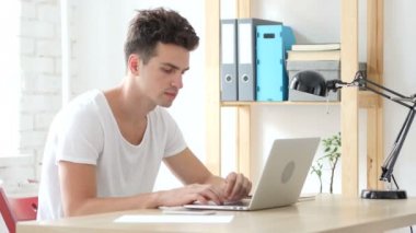 İş yerinde, sürpriz bir şekilde hayran şok adam