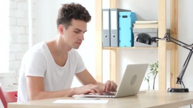 Yaratıcı adam başarısızlık için tepki ve üzgün kaybı