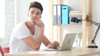 Yaratıcı adam düşünme ve çalışma onun Office