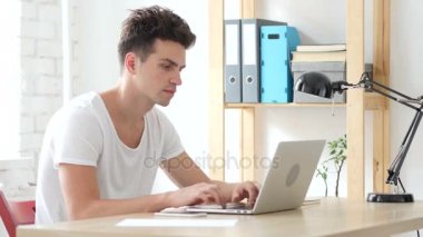 Yaratıcı adam işini tamamladıktan sonra bürosundan çıkarken