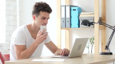 Smartphone üzerinde iletişim telefonda konuşan adam