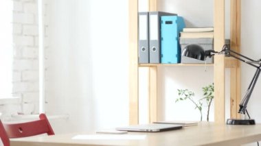 Cerative adam ofise geliyor başlar iş üstünde Laptop