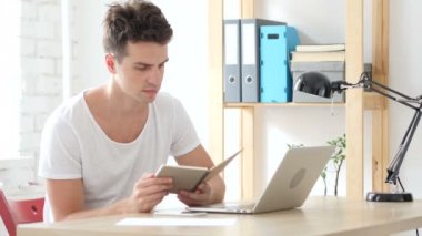 Çalışma ofisinde de yaratıcı adam okuma