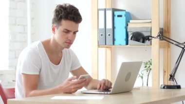 Smartphone, kullanan yaratıcı adam kısa mesaj