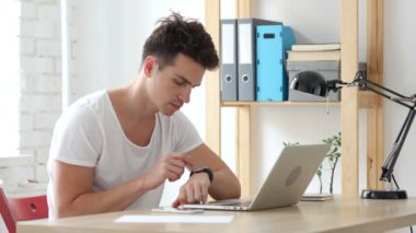 Genç adam smartwatch, kullanarak kısa mesaj