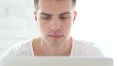 Adam şaşırmış rahat genç adam şok,