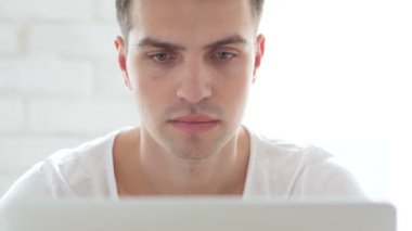 Adam açık Close-Up heyecanlı başarı için kutluyor