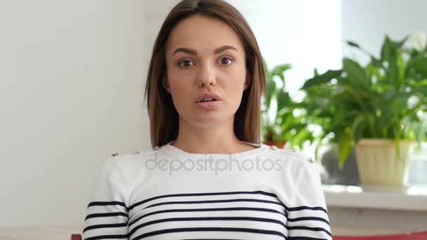 Beautiful Young Woman Confused and Scared of Problems — Stock Video