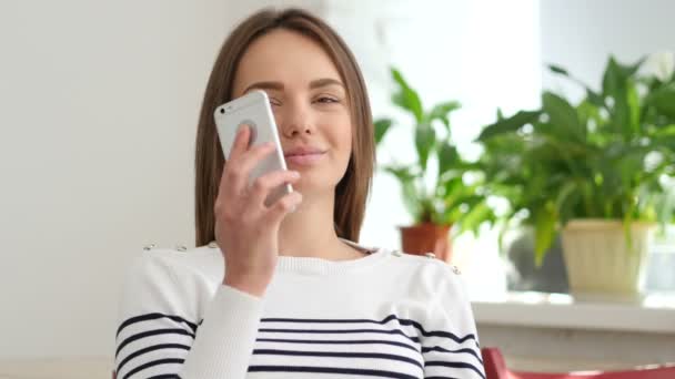 Mooie jonge vrouw praten over Smartphone — Stockvideo