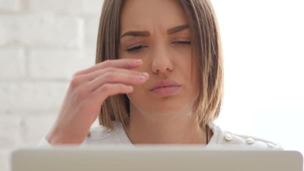 Dolor de cabeza, mujer frustrada en el trabajo en la oficina — Vídeo de stock