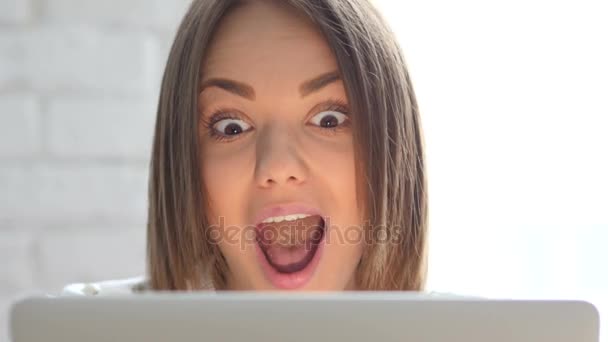 Σοκ, έκπληκτος ευτυχισμένη γυναίκα που εργάζεται σε φορητό υπολογιστή — Αρχείο Βίντεο