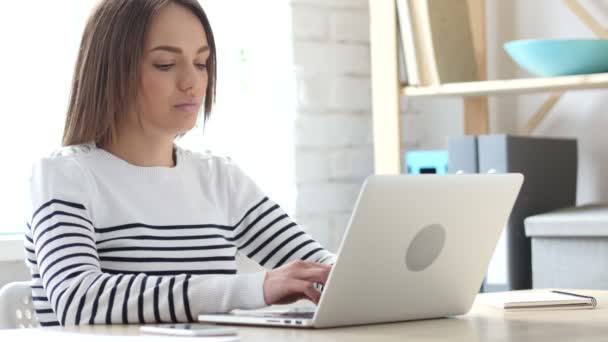 Mulher bonita que trabalha no portátil no escritório — Vídeo de Stock