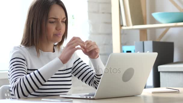 Разочарованная красивая молодая женщина работает над ноутбуком — стоковое видео