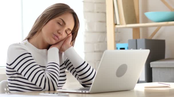 Спляча красива жінка в офісі — стокове відео